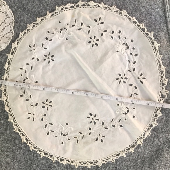 Two crochet doilies - Picture 2 of 7